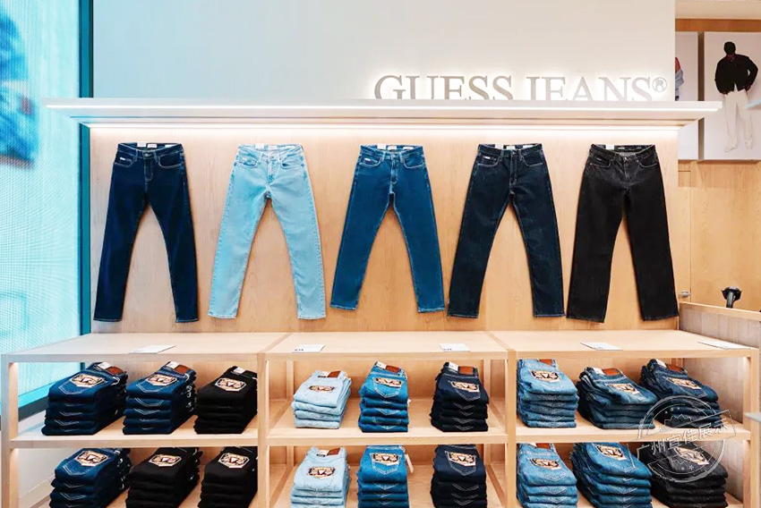 Guess Jeans 服装展柜