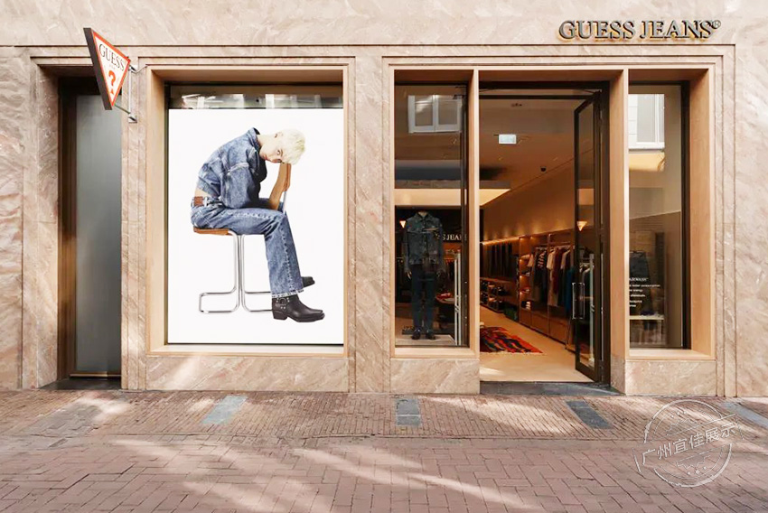 Guess Jeans 服装展柜